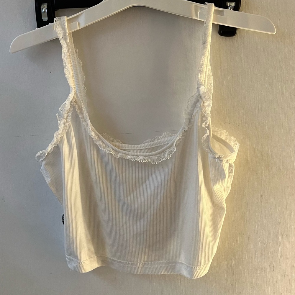 White crop top with a lace details